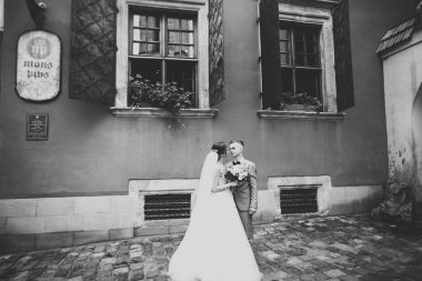 Göz kamaştırıcı mutlu çift birbirine yakın duruyor ve gözlerinin içine bakıyor.