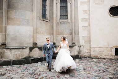 Düğün günü el ele tutuşan çift, damat ve gelin.