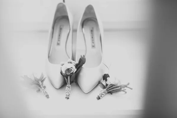 우아 하고 세련 된 한 쌍의 신부용 신발 과 장미와 다른 꽃들이 있는 꽃다발 — 스톡 사진
