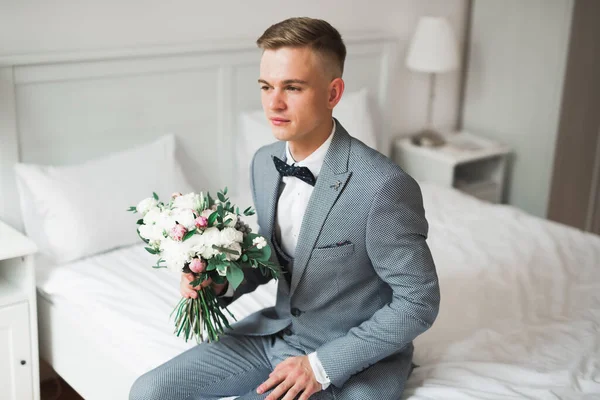 Feliz bonito sorriso noivo posando com boutonniere — Fotografia de Stock