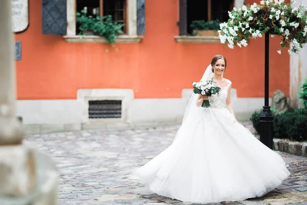 Mariée tenant grand et beau bouquet de mariage avec des fleurs — Photo