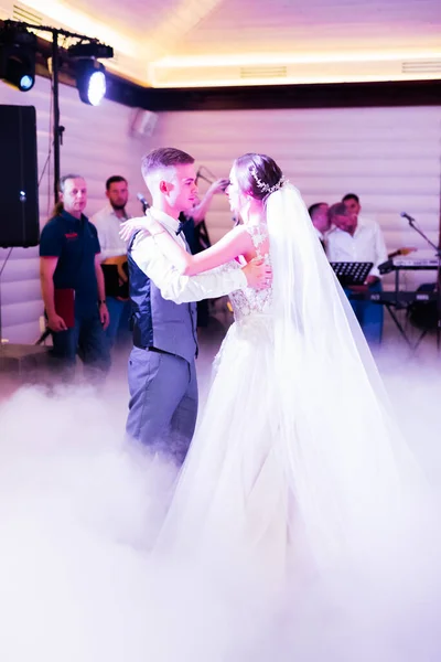 Hermosa pareja de casados recién casados y bailando su primer baile — Foto de Stock