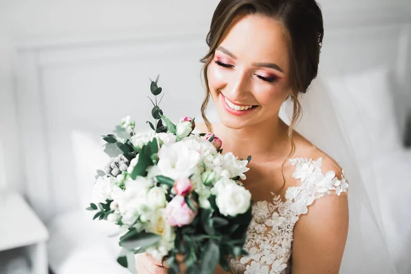 Novia de boda de lujo, niña posando y sonriendo con ramo —  Fotos de Stock