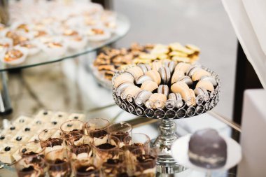 Lezzetli düğün resepsiyonu, tatlı masası.