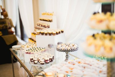 Çeşitli lezzetli tatlılar, yemek fikirleri ve kutlamalarla dolu bir büfe.