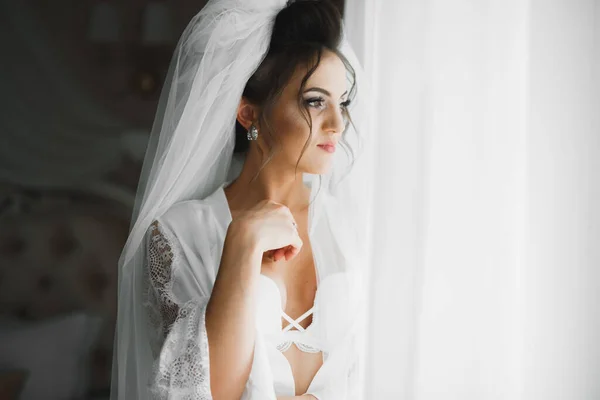 Ritratto di bella sposa con velo di moda al mattino di nozze — Foto Stock