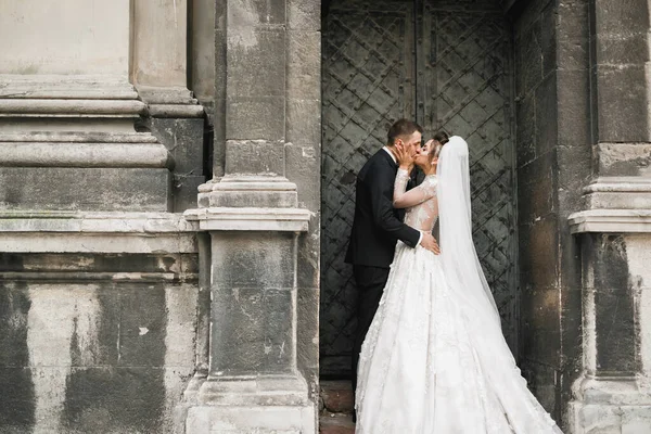 Υπέροχο γαμήλιο ζευγάρι φιλιά στην παλιά πόλη — Φωτογραφία Αρχείου