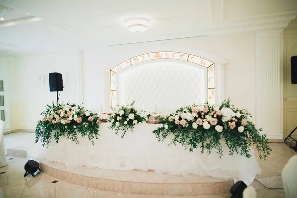 Interior de un restaurante preparado para la ceremonia de boda —  Fotos de Stock