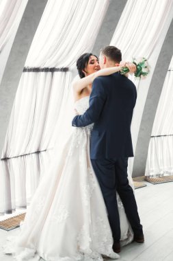 Genç ve güzel bir çiftin yakın çekimi.