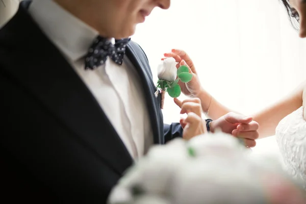 Nahaufnahme eines netten jungen Hochzeitspaares — Stockfoto