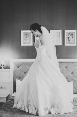 Tüylü, lüks makyaj, saç stili, stüdyo içi fotoğraf çekimi olan güzel bir gelin.