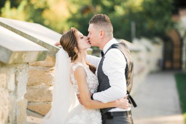 Göz kamaştırıcı mutlu çift birbirine yakın duruyor ve gözlerinin içine bakıyor.