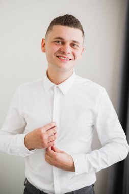 Genç ve yakışıklı bir adam iş toplantısından sonra bir otelde dinleniyor.