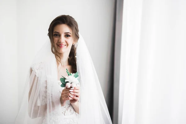 Novia de lujo en vestido blanco posando mientras se prepara para la ceremonia de boda —  Fotos de Stock