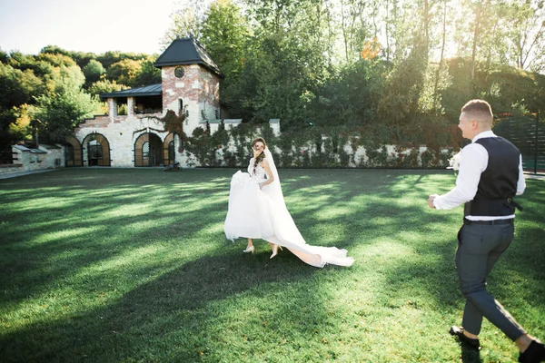 Casal feliz caminhando em um parque botânico — Fotografia de Stock