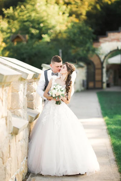 Casamento casal na natureza está abraçando uns aos outros. Menina modelo bonita em vestido branco. Homem de fato — Fotografia de Stock