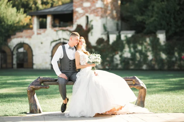 Casamento casal na natureza está abraçando uns aos outros. Menina modelo bonita em vestido branco. Homem de fato — Fotografia de Stock