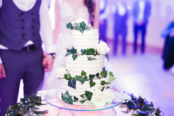 Pastel de boda decorado de lujo en la mesa — Foto de Stock