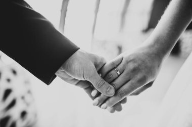 Düğün günü el ele tutuşan çift, damat ve gelin.