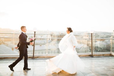 Genç mutlu çift birbirlerini görmek için koşuyorlar.