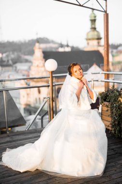 Gelinin güzel portresi moda gelinliği içinde tüylü, lüks makyaj ve saç stili.