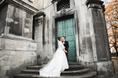 Lüks evli çift, gelin ve damat eski şehirde poz veriyor.