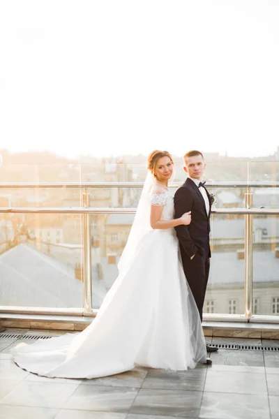 Momento de boda romántico, pareja de recién casados sonriendo retrato, novia y novio abrazándose — Foto de Stock