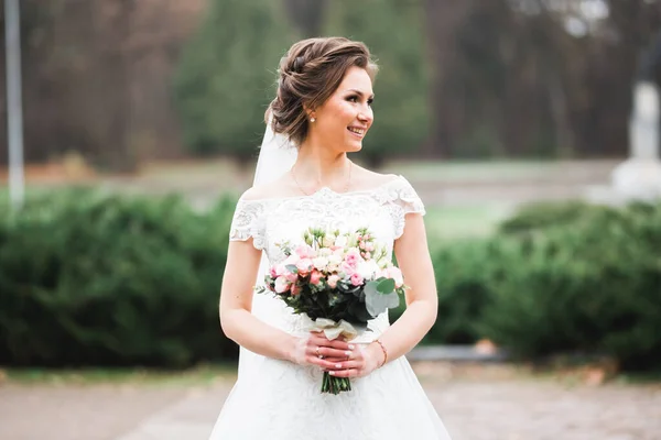 Novia celebración grande y hermoso ramo de bodas con flores — Foto de Stock