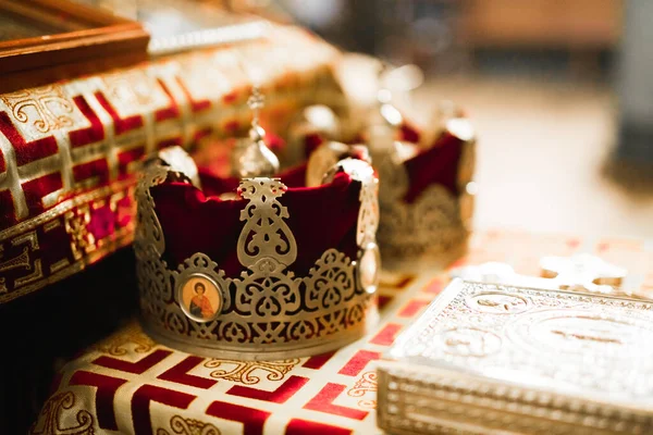 Złote korony leżące na stole w kościele — Zdjęcie stockowe