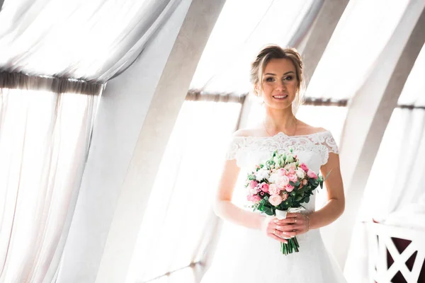 Retrato de una hermosa novia de moda, dulce y sensual. Maquillaje de boda y cabello —  Fotos de Stock