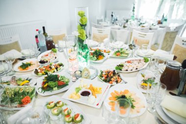 Düğün töreni için hazırlanmış bir restoranın içinde.