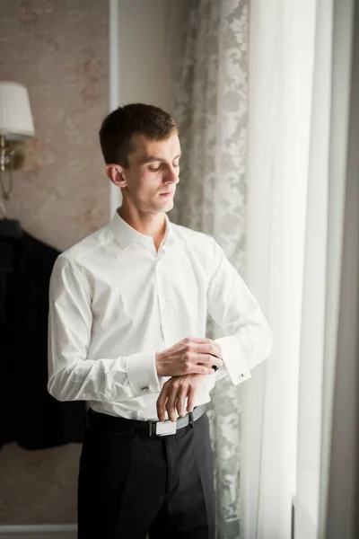 Mooie man, bruidegom poseren en voor te bereiden op bruiloft — Stockfoto
