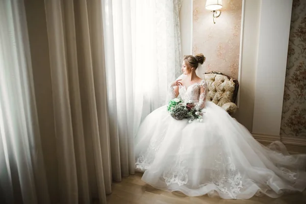 Luxury bride in white dress posing while preparing for the wedding ceremony — Stock Photo, Image