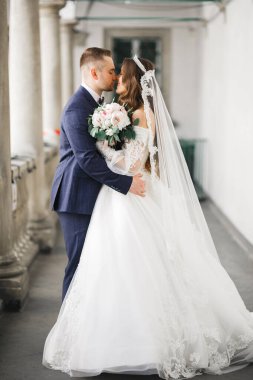 Göz kamaştırıcı mutlu çift birbirine yakın duruyor ve gözlerinin içine bakıyor.