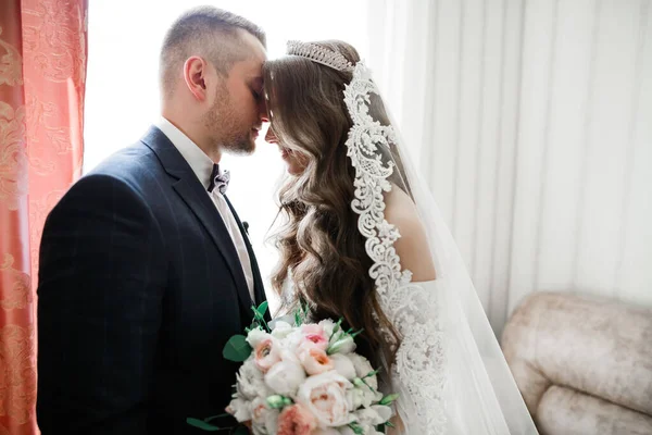 Momento de boda romántico, pareja de recién casados sonriendo retrato, novia y novio abrazándose — Foto de Stock