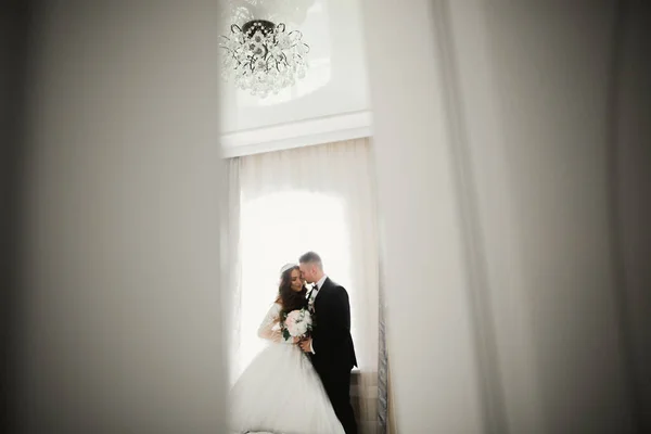 Moment de mariage romantique, couple de jeunes mariés souriant portrait, mariée et marié câlin — Photo