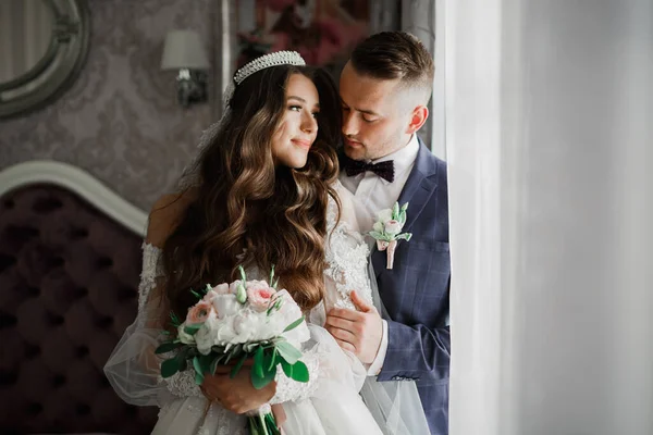 Momento de boda romántico, pareja de recién casados sonriendo retrato, novia y novio abrazándose —  Fotos de Stock