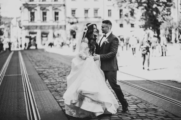 Luxus házaspár, menyasszony és vőlegény tánc az óvárosban — Stock Fotó