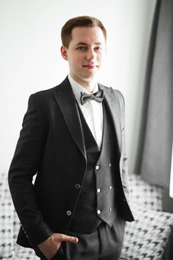 Genç ve yakışıklı bir adam iş toplantısından sonra bir otelde dinleniyor.