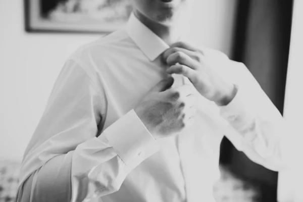 Schöner Mann, Bräutigam posiert und bereitet sich auf Hochzeit vor — Stockfoto