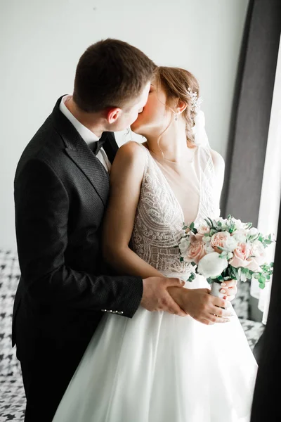 Bela noiva e noivo abraçando e beijando em seu dia do casamento — Fotografia de Stock