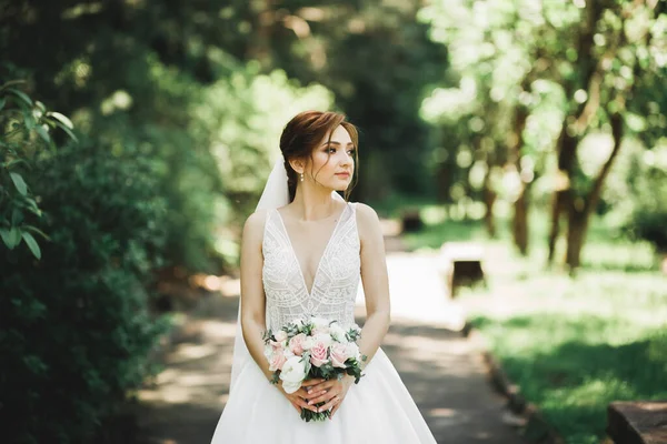 Novia de boda de lujo, niña posando y sonriendo con ramo — Foto de Stock