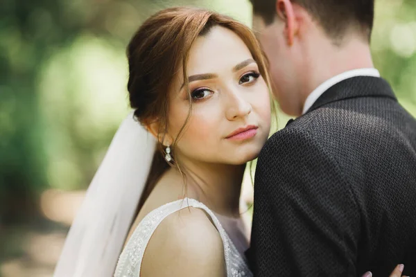 Mooi romantisch huwelijk paar van pasgetrouwden knuffelen in park — Stockfoto