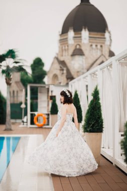 Zarif beyaz elbiseler içinde güzel bir gelin