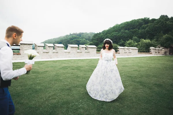 Романтичний весільний момент, наречена біжить від нареченого в парку — стокове фото