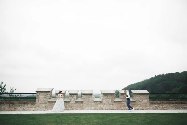 Casal de casamento bonito, noiva e noivo correndo para conhecer um ao outro — Fotografia de Stock