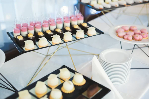 Lezzetli düğün resepsiyonu, tatlı masası.