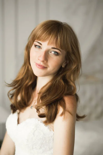 Luxury bride in white dress posing while preparing for the wedding ceremony — Stock Photo, Image