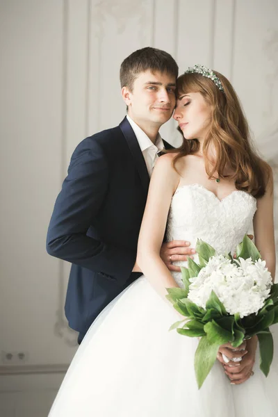 Çiçek buketi taşıyan mükemmel bir düğün çifti. — Stok fotoğraf