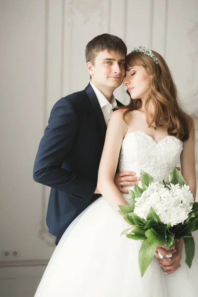 Casal de casamento perfeito segurando buquê de luxo de flores — Fotografia de Stock